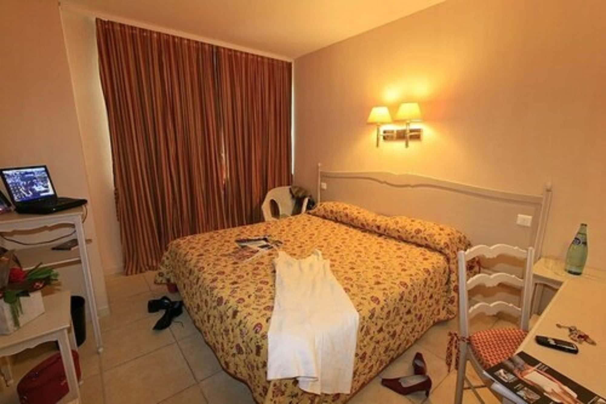 Logis NIMOTEL Hôtel Cosy Nîmes Exterior foto